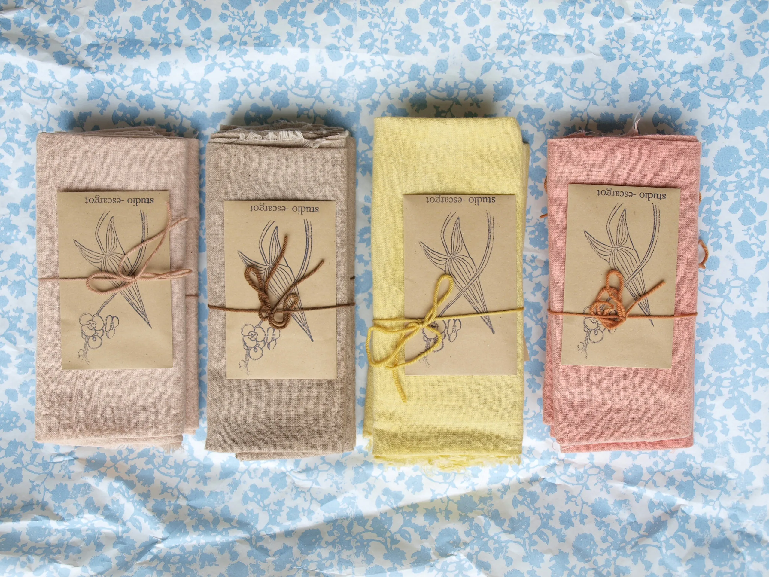 Studio Escargot Spieltücher pflanzengefärbt