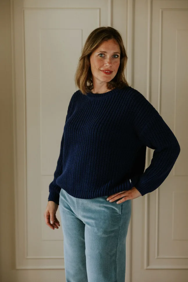 Chunky Knitted Damenpullover in Navy von Yuki