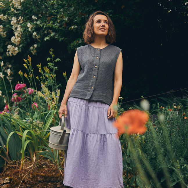 Femme portant un chemisier et une jupe dans le jardin