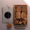 Montessori aus Holz mit geometrischen Formen und Karten