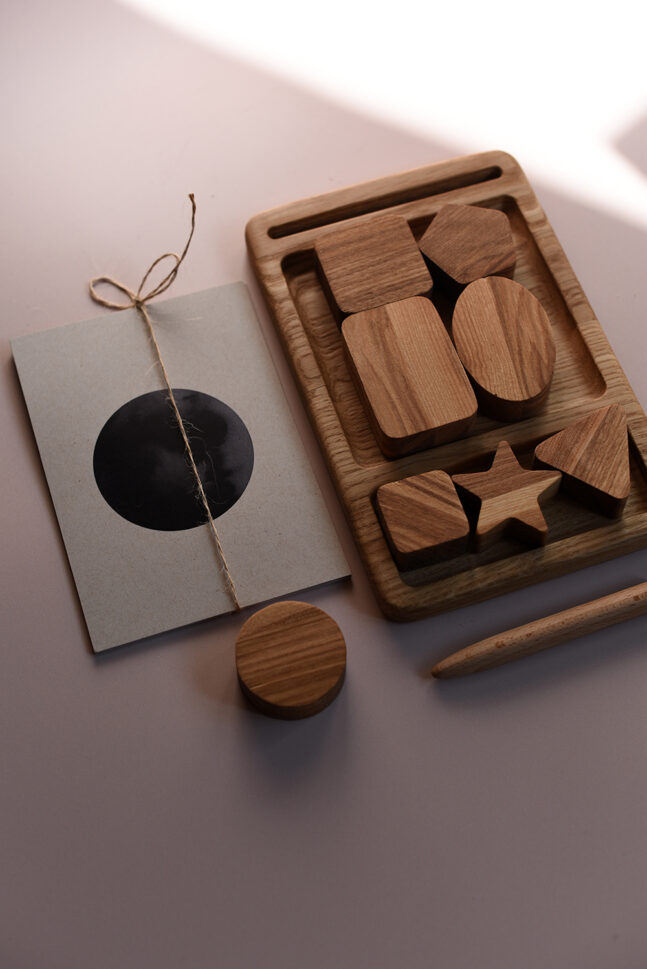 Lernbrett nach Montessori aus Holz mit geometrischen Formen und Karten