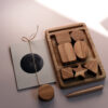 Montessori aus Holz mit geometrischen Formen und Karten