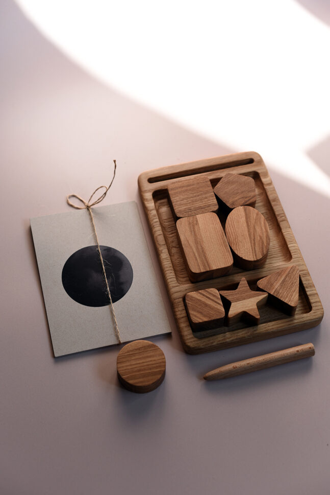 Montessori aus Holz mit geometrischen Formen und Karten