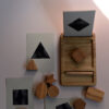 Montessori aus Holz mit geometrischen Formen und Karten