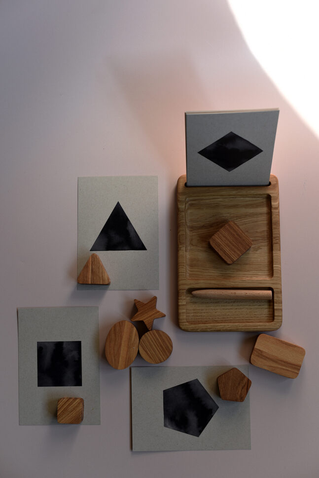 Montessori aus Holz mit geometrischen Formen und Karten