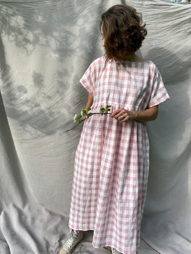 Robe longue ample et légère à carreaux roses par Offon