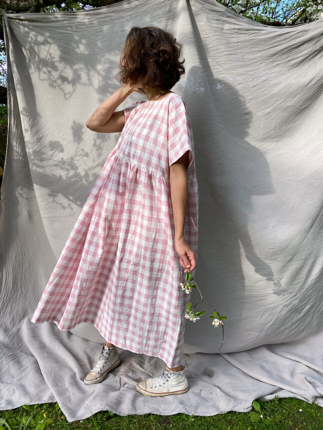 Robe longue ample et légère à carreaux roses par Offon