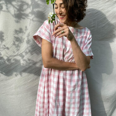 Weites leichtes langes Kleid in Rosa Karo von Offon
