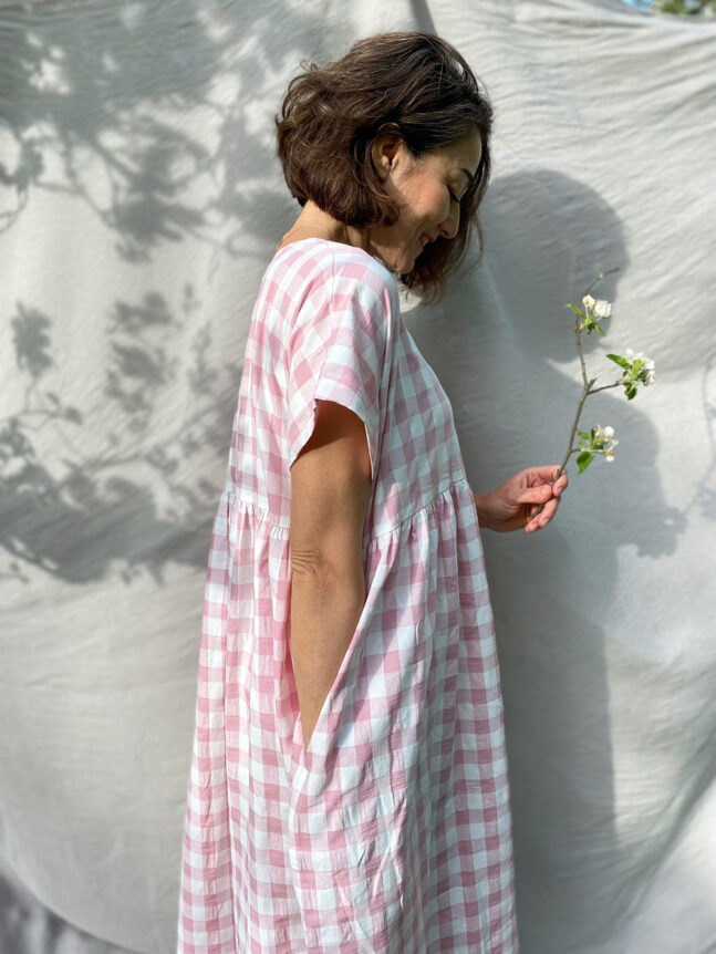 Robe longue ample et légère à carreaux roses par Offon