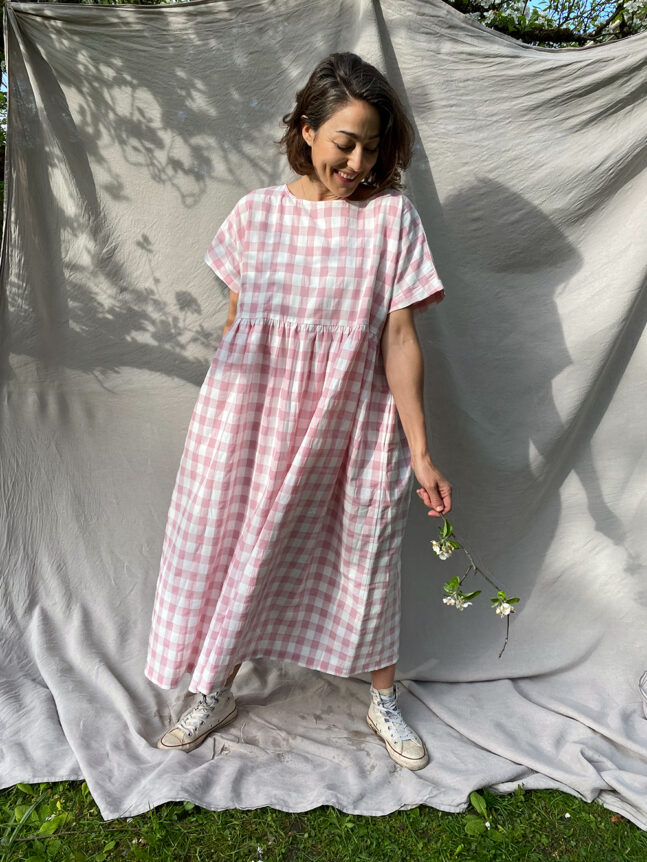 Robe longue ample et légère à carreaux roses par Offon