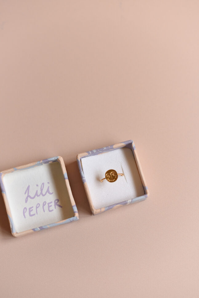 Ring mit Gesicht, erhältlich in Gold und Silber von Lili Pepper.