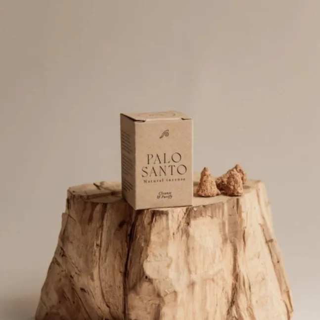 Handgemachte Palo Santo Räucherkegel aus wild geerntetem Palo Santo-Holz.