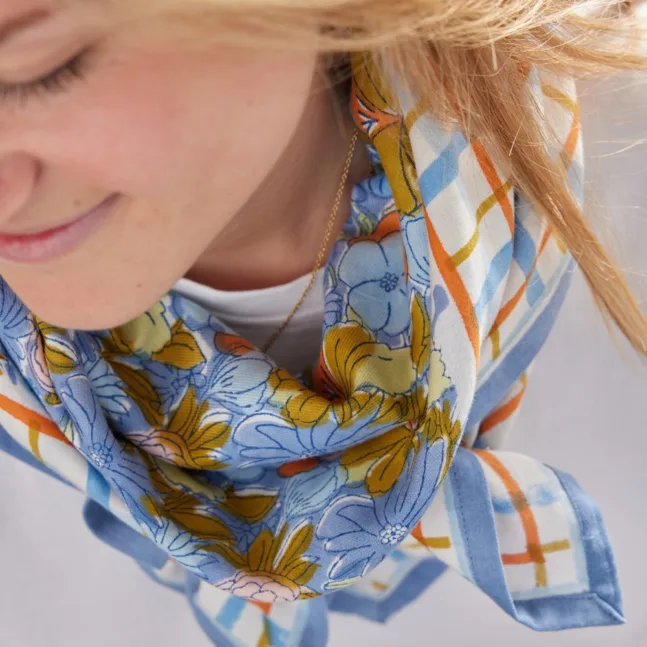 Foulard avec imprimé en différentes couleurs de Bonheur du Jour Paris
