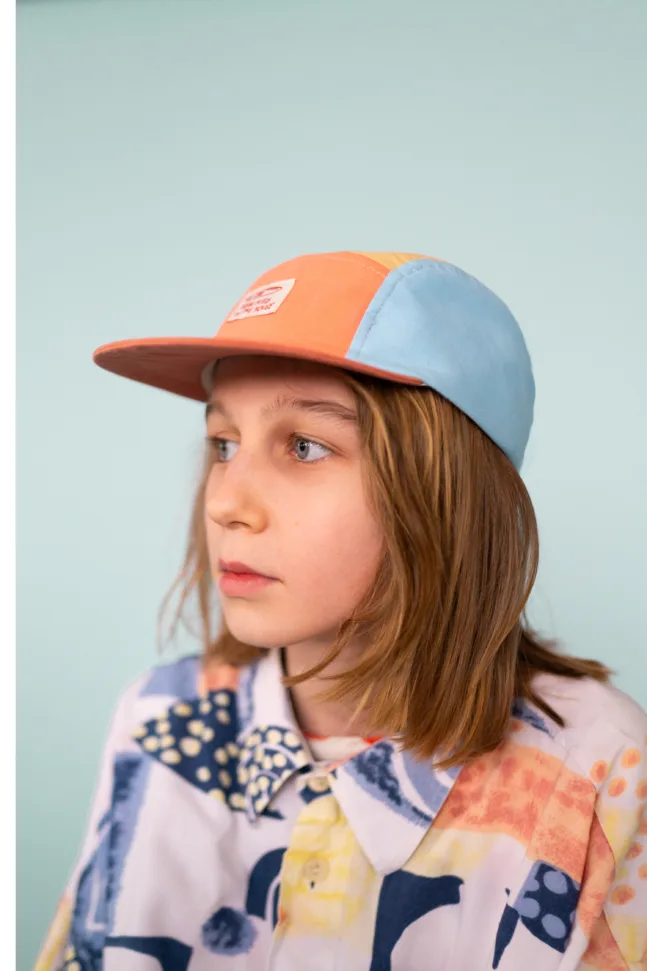 Calvin ist Version der klassischen 5-Panel-Sommermütze. Dank des verstellbaren Klettverschlusses hinten wächst sie einfach mit. Die Cap ist innen leicht mit Baumwolle gefüttert und dadurch super angenehm zu tragen. Typisch für Calvin ist auch der weiche, biegsame Schirm.