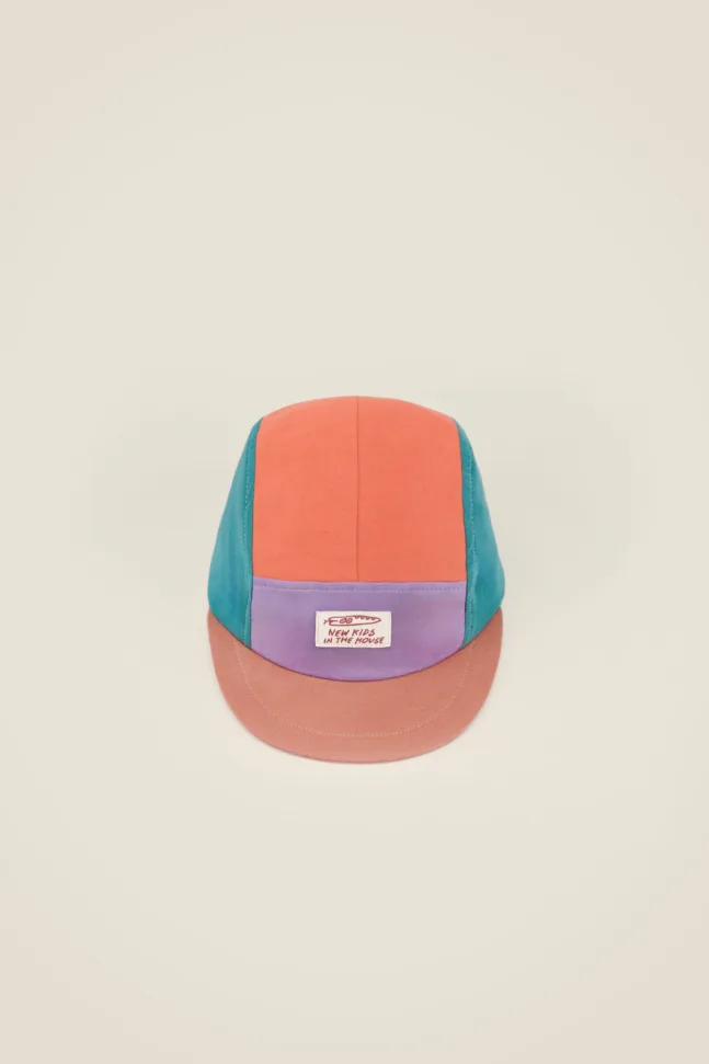 Calvin ist Version der klassischen 5-Panel-Sommermütze. Dank des verstellbaren Klettverschlusses hinten wächst sie einfach mit. Die Cap ist innen leicht mit Baumwolle gefüttert und dadurch super angenehm zu tragen. Typisch für Calvin ist auch der weiche, biegsame Schirm.
