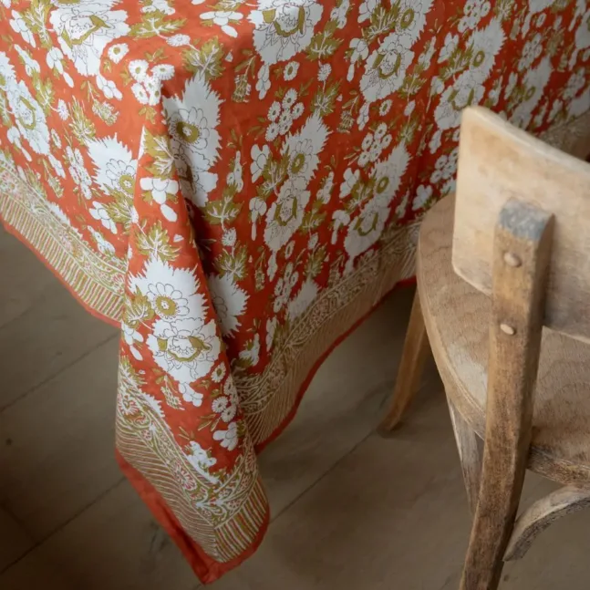 Vishnu Squirrel Tischdecke mit Blumenprint von Bonheur du Jour Paris