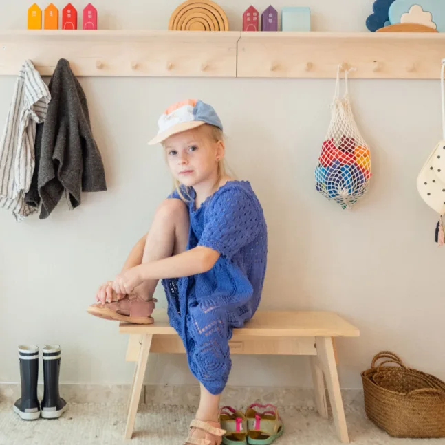 AKI, kleine Bank aus Holz von Woodchuck, Grimms