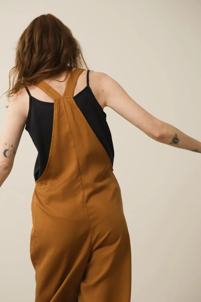 HYUNA Latzhose in Terracotta und Nanvy von Tiralahilacha