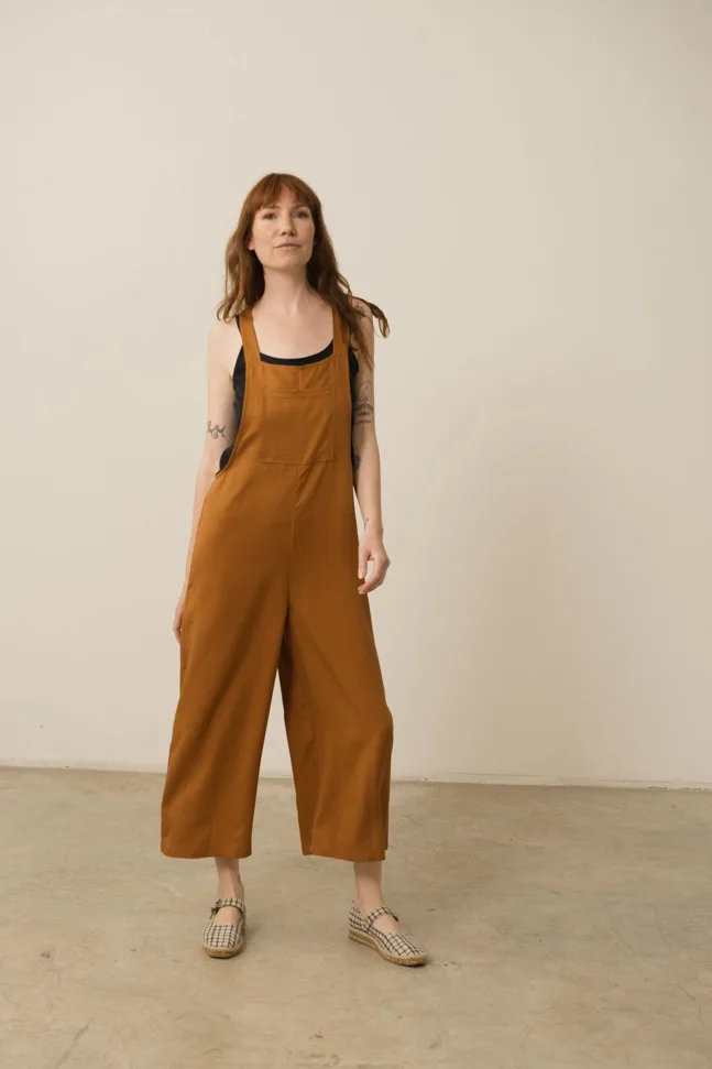 HYUNA Latzhose in Terracotta und Nanvy von Tiralahilacha