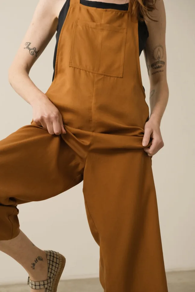 HYUNA Latzhose in Terracotta und Nanvy von Tiralahilacha