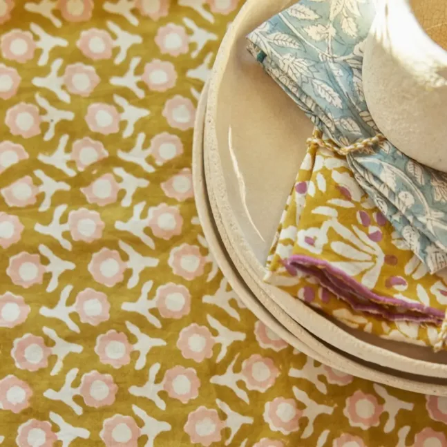 Isha Olive Tischdecke mit Blumenprint von Bonheur du Jour Paris