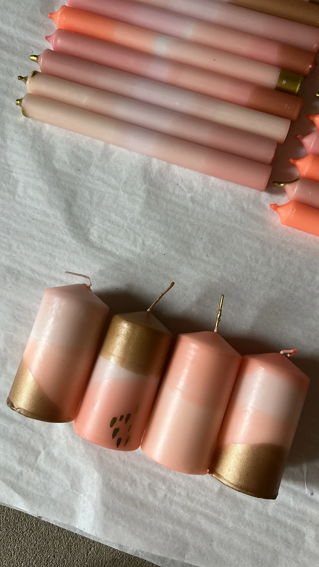 F3D9DA55-9FF2-418E-AD62-C87F127449F6 4 Blockkerzen in Goldaprikose von Frau Gold