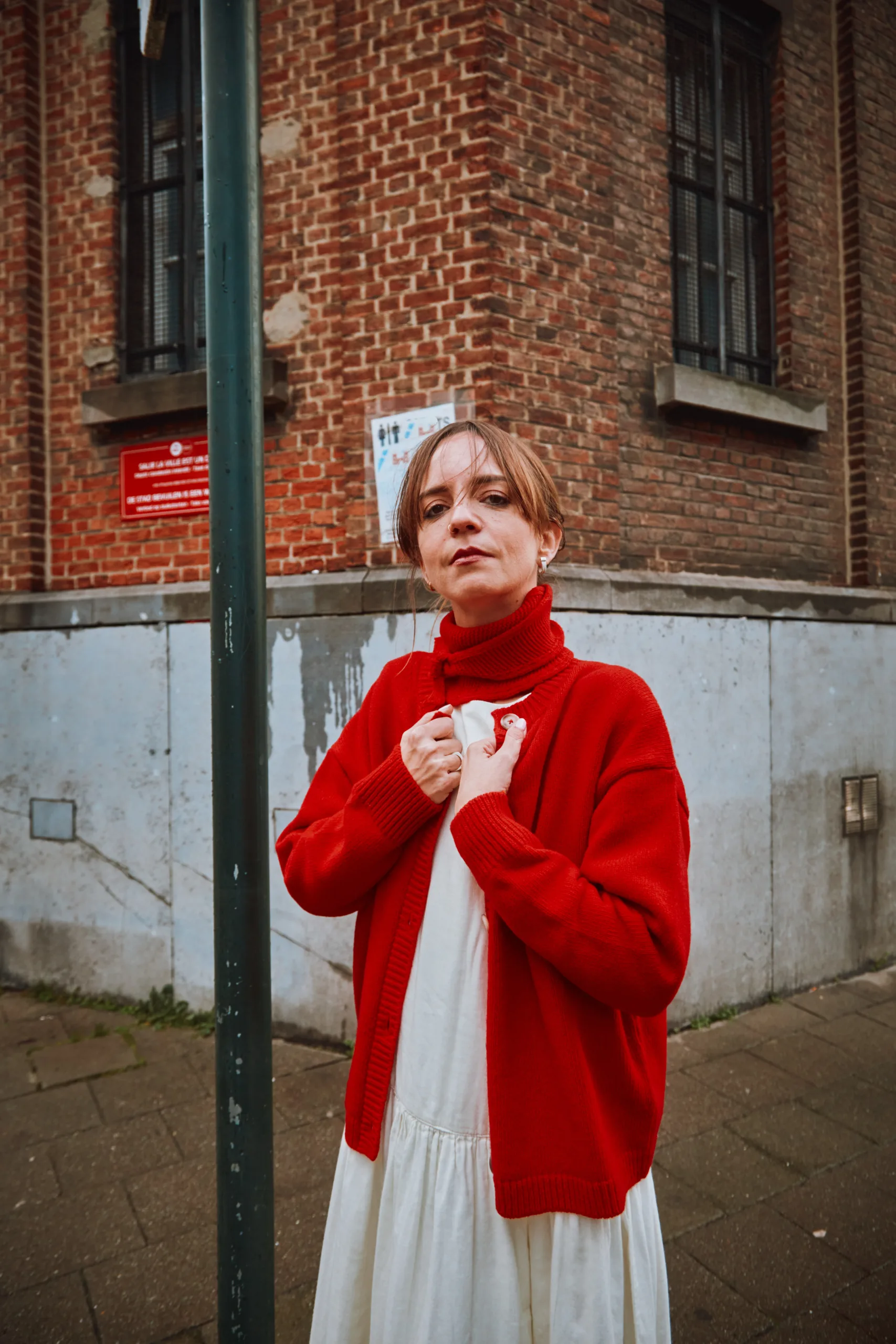 Gaura Erget + Petale Scarlet Red 2 + Foulard PETALE Cardigan in Ivory, Scarlett Red und Mist von poudreorganic