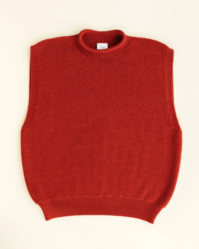 VEST HELLE RED_OUTSIDE HVID