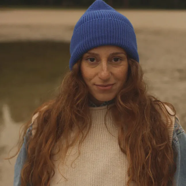 Die Weste Helle ist ein zeitloses Kleidungsstück, das in einem Stück nahtlos gestrickt wird. Durch die 3D-Stricktechnik entsteht ein schöner, klarer Schnitt mit perfektem Sitz. Das klassische Fischgrätenmuster mit kleinem Kragen macht die Weste vielseitig kombinierbar – ob über einem Hemd, einer Bluse oder zu einem Rock.