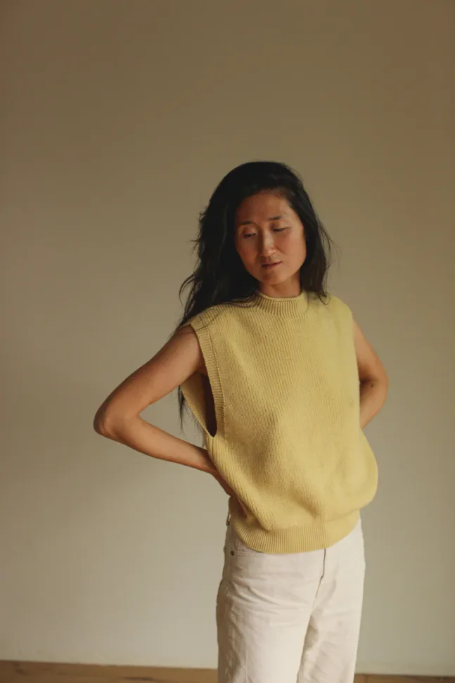 Le gilet Helle est un vêtement intemporel, tricoté d'une seule pièce sans couture. La technique de tricotage 3D lui confère une coupe claire et élégante, ainsi qu'un tombé parfait. Son motif chevrons classique et son petit col permettent de le porter de multiples façons, sur une chemise, un chemisier ou une jupe.