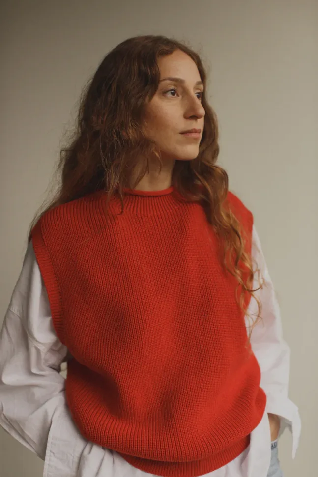Le gilet Helle est un vêtement intemporel, tricoté d'une seule pièce sans couture. La technique de tricotage 3D lui confère une coupe claire et élégante, ainsi qu'un tombé parfait. Son motif chevrons classique et son petit col permettent de le porter de multiples façons, sur une chemise, un chemisier ou une jupe.