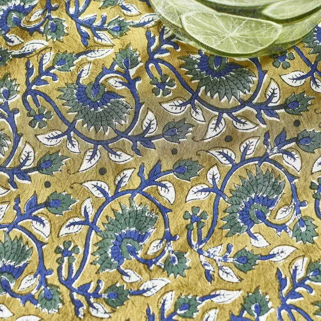 Lotus Curry Tischdecke mit Blumenprint von Bonheur du Jour Paris