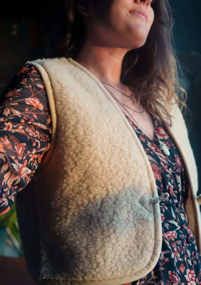Latte Shorty Bodywarmer aus 100% Schafwolle von We Are Wovens