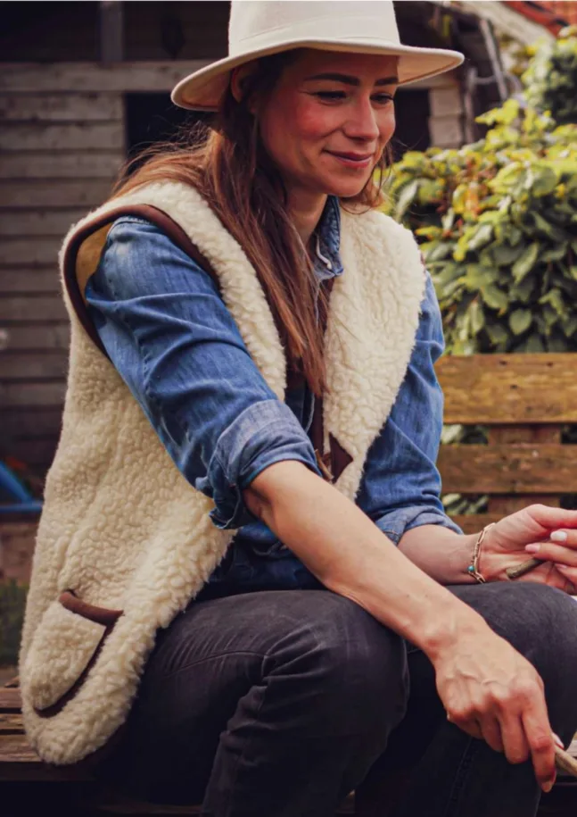 Bodywarmer aus 100% Schafwolle in Flat white von We Are Wovens
