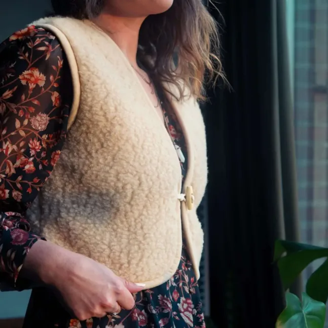 Latte Shorty Bodywarmer aus 100% Schafwolle von We Are Wovens