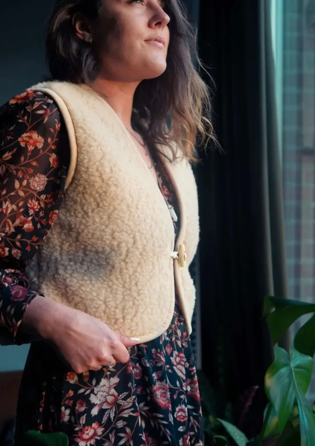 Latte Shorty Bodywarmer aus 100% Schafwolle von We Are Wovens
