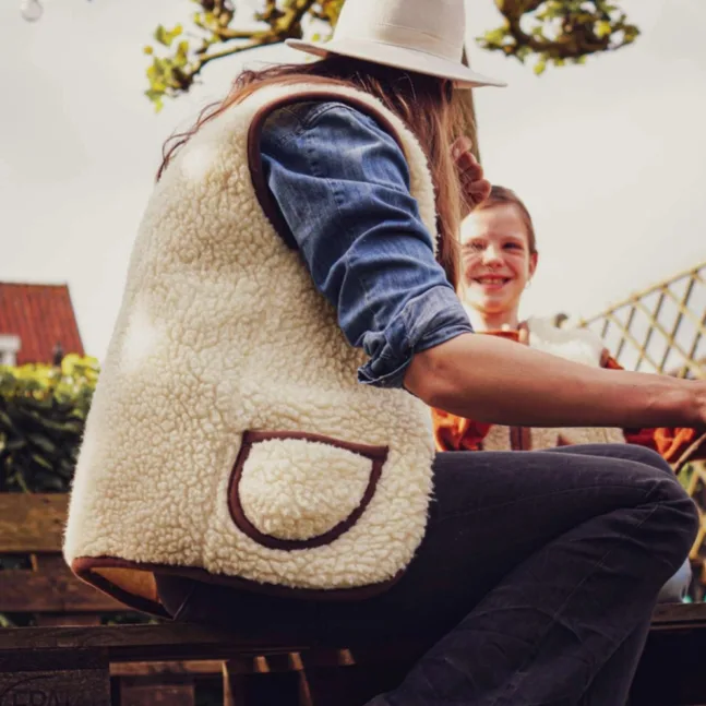 Bodywarmer aus 100% Schafwolle in Flat white von We Are Wovens