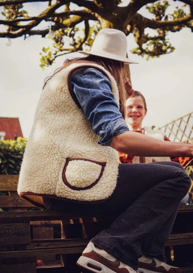 Bodywarmer aus 100% Schafwolle in Flat white von We Are Wovens