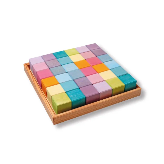 Das Pastell Mosaik besteht aus 36 Bauklötzen in zarten Farben, die in einem stabilen Holzrahmen geliefert werden. Die schlichte Würfelform lädt Kinder dazu ein, nach Lust und Laune zu bauen – von Mauern, Türmen und Burgen bis hin zu kleinen Häusern, Zäunen oder Möbelstücken wie Tischen und Stühlen.