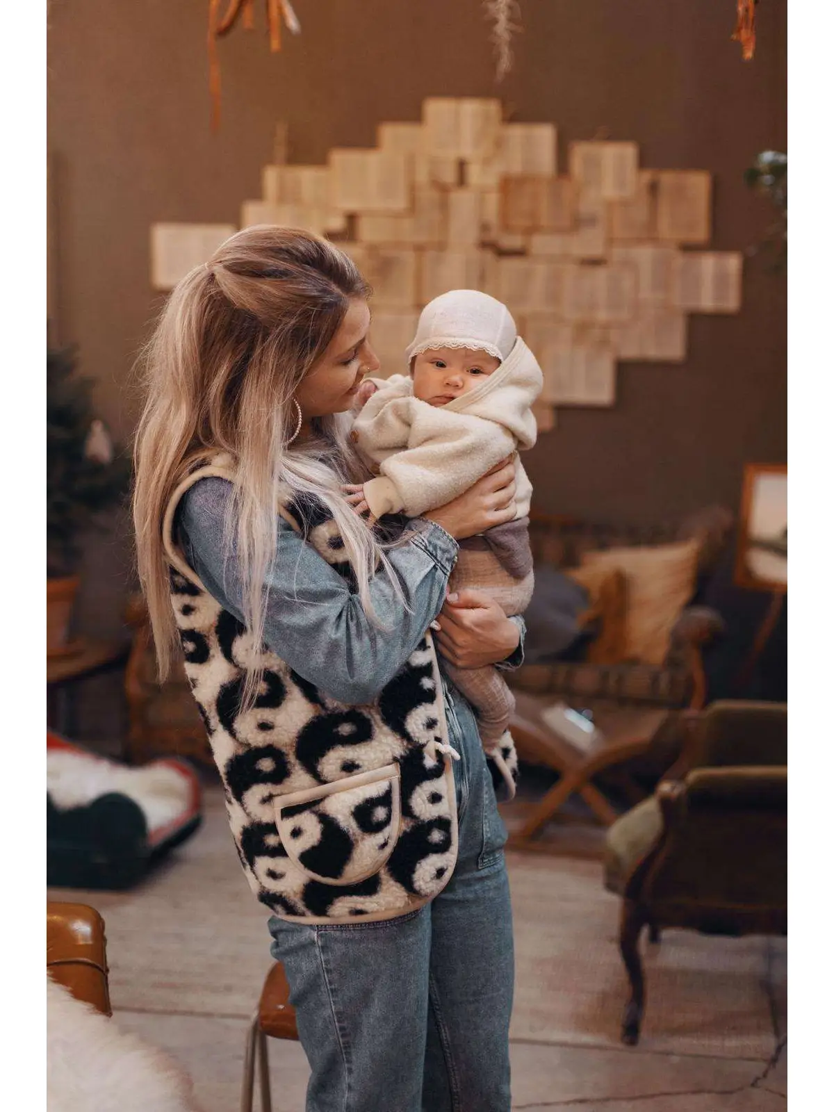 4b10b0b5bebf06f127fec1f2077fbfd84d70638a63178a83355afa981bb58bb1 Bodywarmer aus Wolle Yin Yang von We Are Wovens