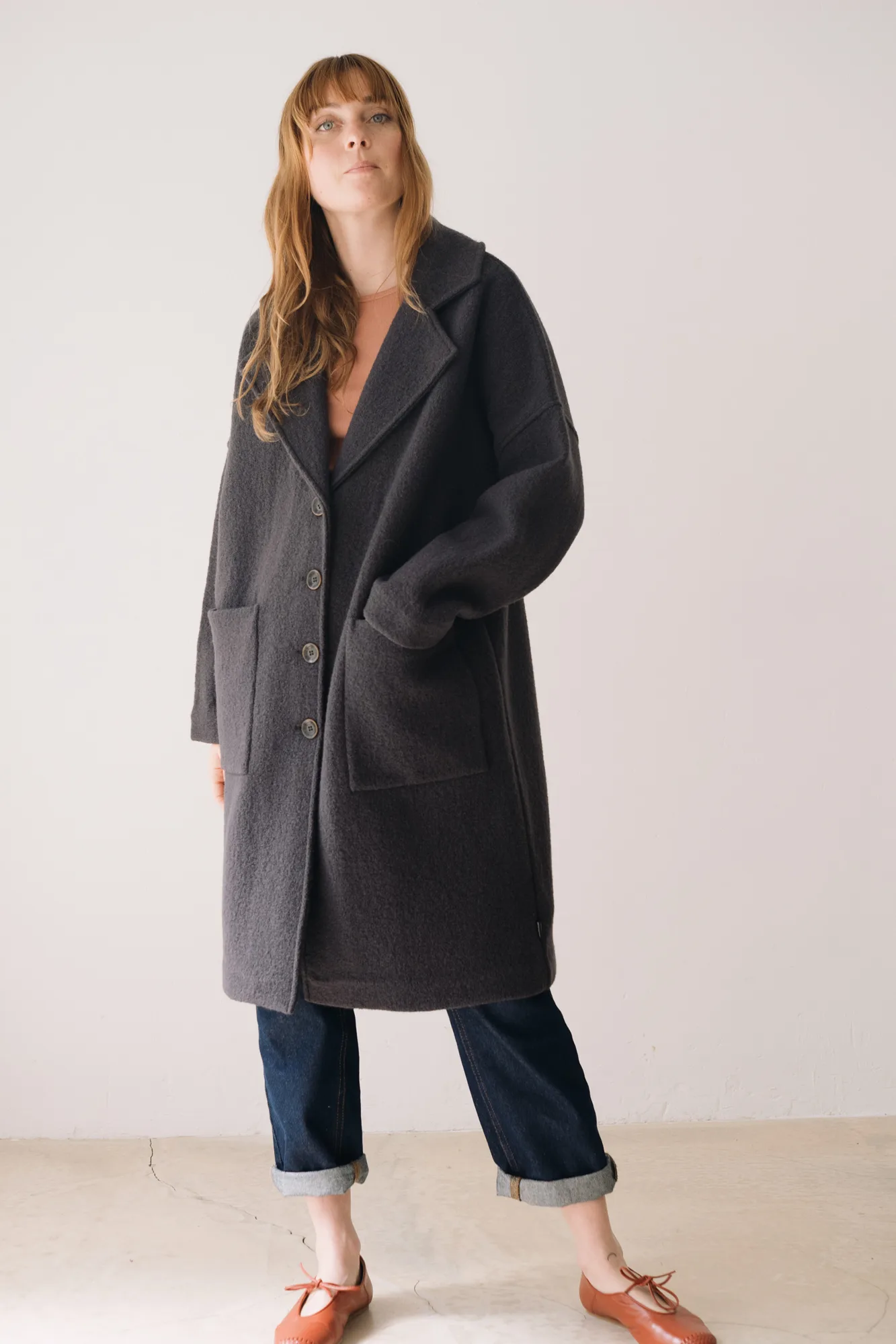 TW607-K12_32 Merinowoll-Mantel lang in Beige und Grau von Tiralahilacha