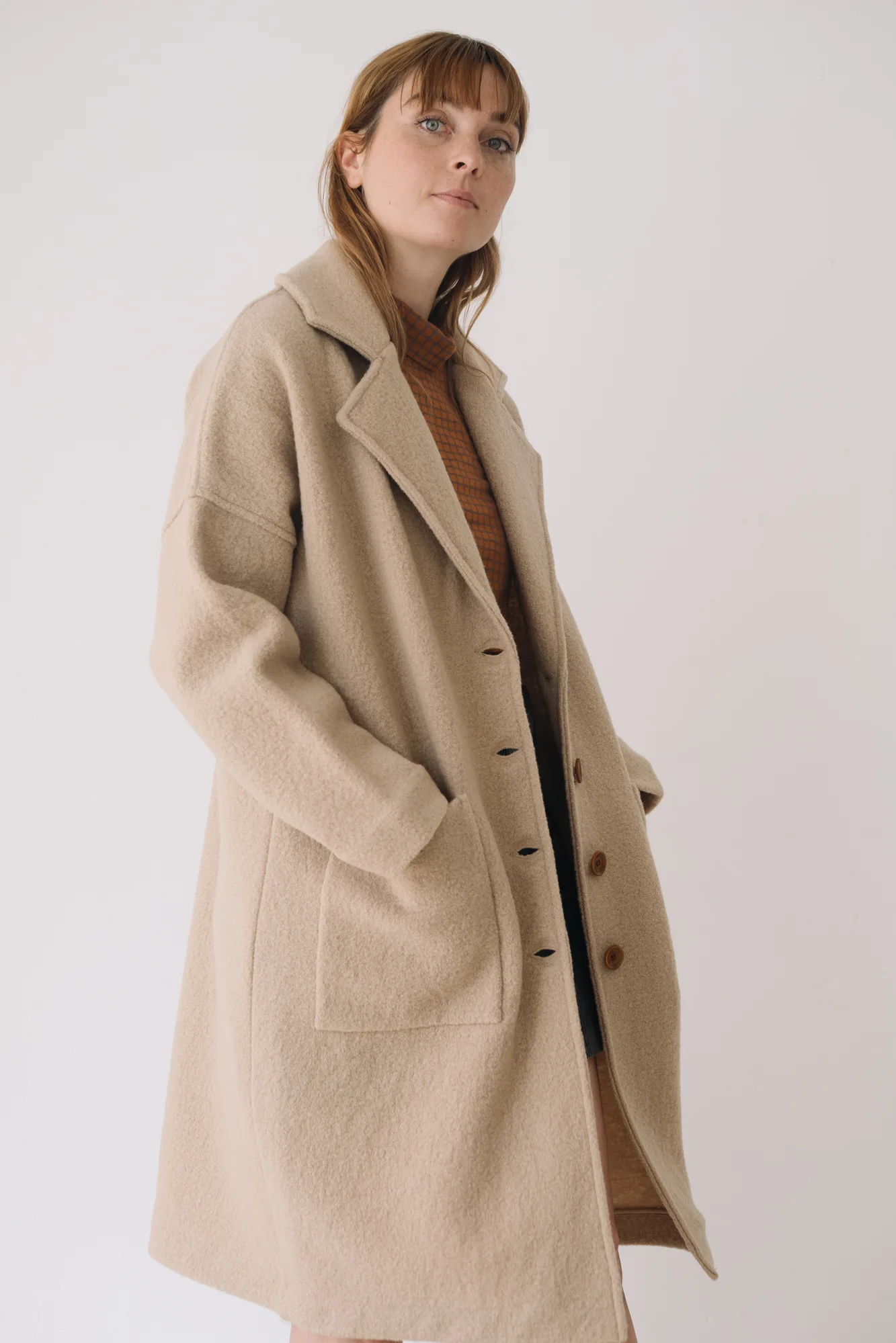 TW607-W14_1 Merinowoll-Mantel lang in Beige und Grau von Tiralahilacha