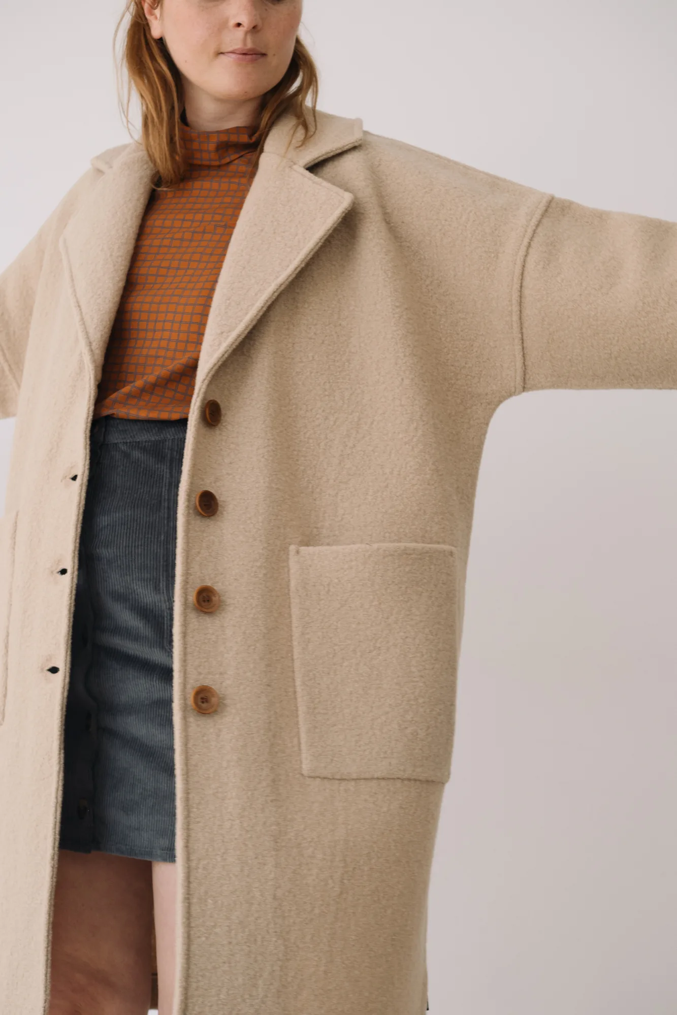 TW607-W14_10 Merinowoll-Mantel lang in Beige und Grau von Tiralahilacha