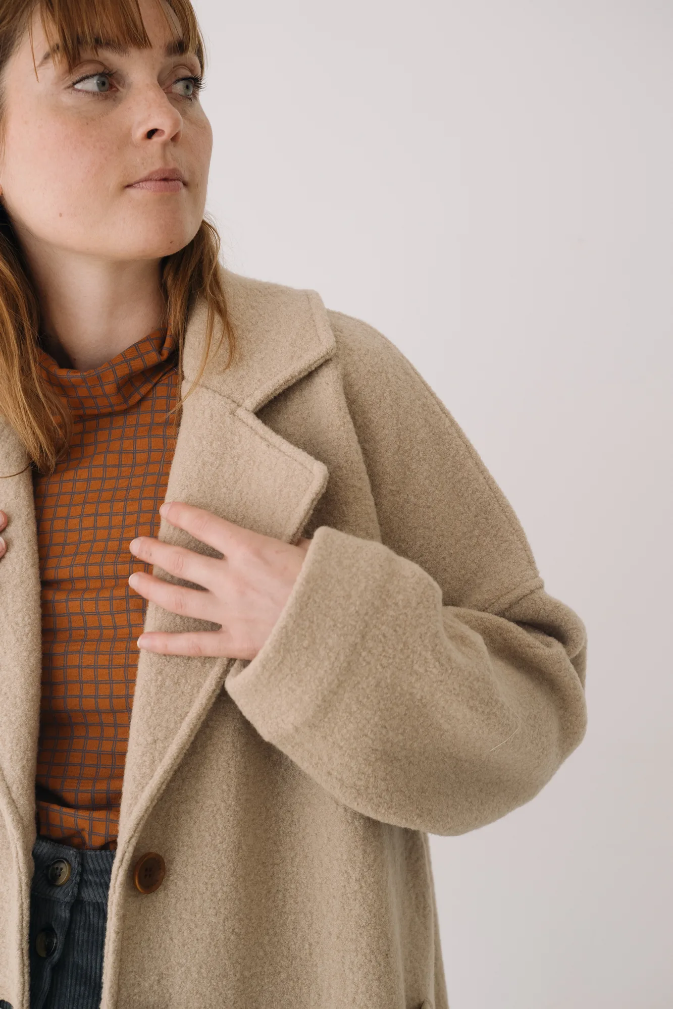 TW607-W14_14 Merinowoll-Mantel lang in Beige und Grau von Tiralahilacha