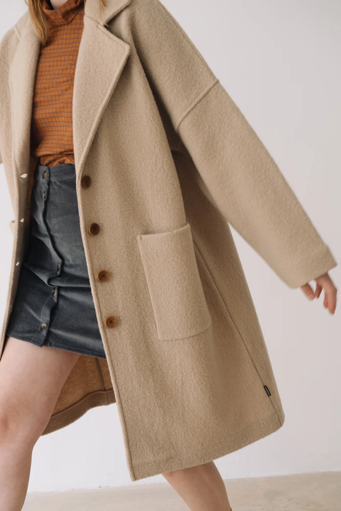 TW607-W14_15 Merinowoll-Mantel lang in Beige und Grau von Tiralahilacha