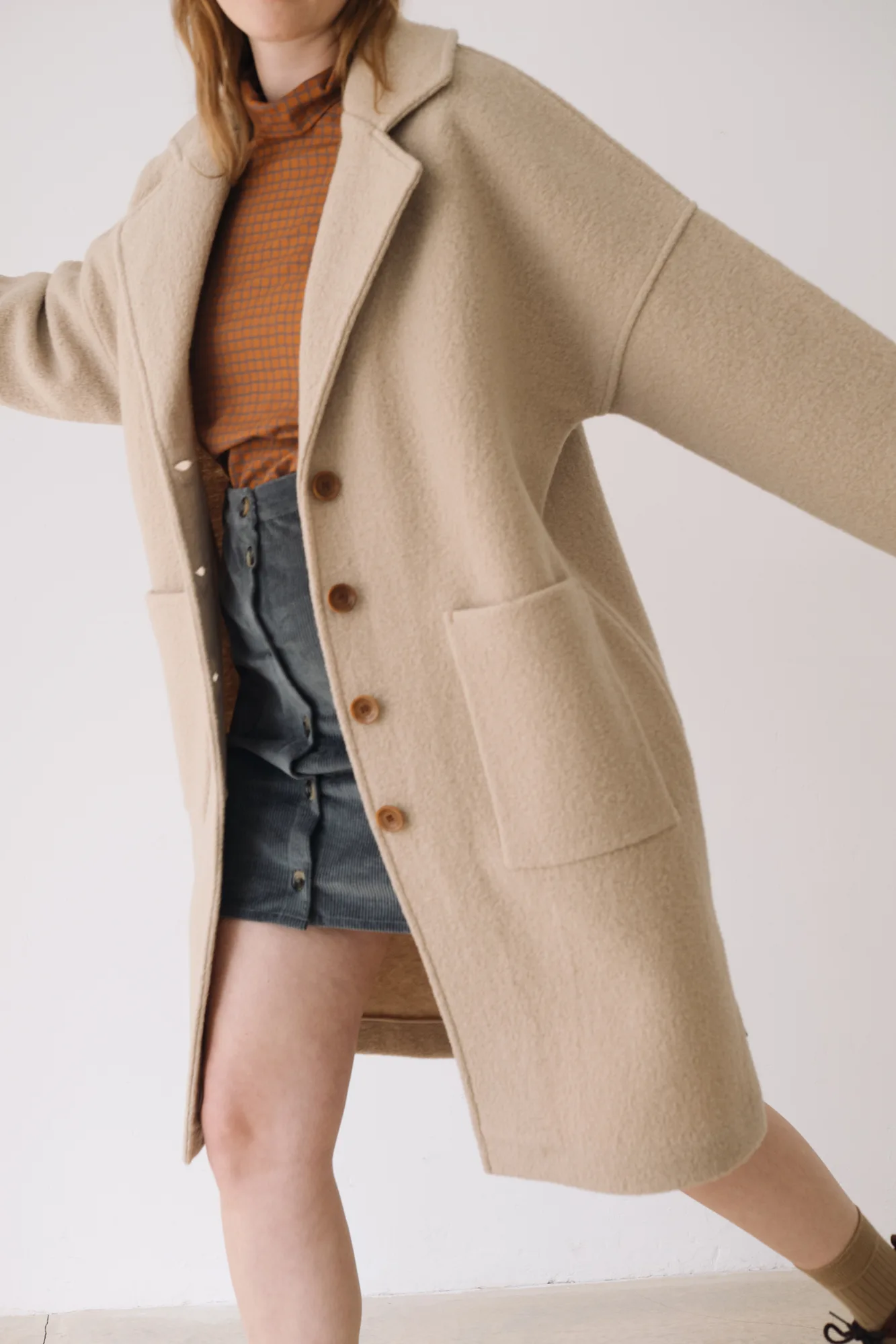 TW607-W14_2 Merinowoll-Mantel lang in Beige und Grau von Tiralahilacha