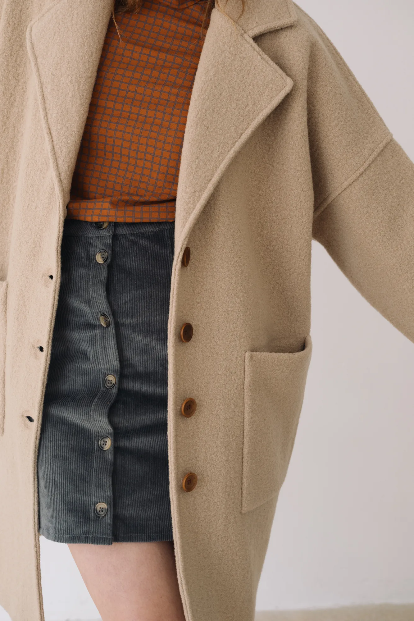 TW607-W14_3 Merinowoll-Mantel lang in Beige und Grau von Tiralahilacha