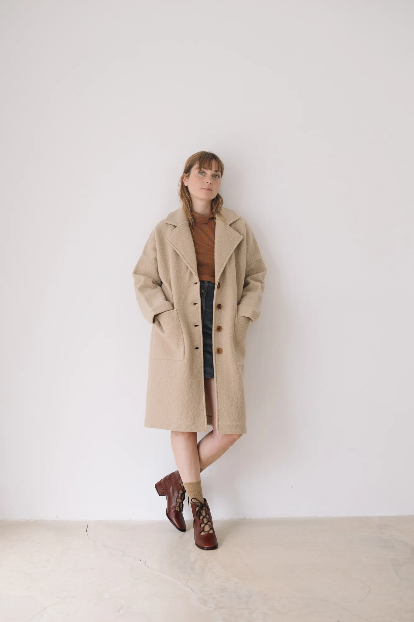 TW607-W14_4 Merinowoll-Mantel lang in Beige und Grau von Tiralahilacha