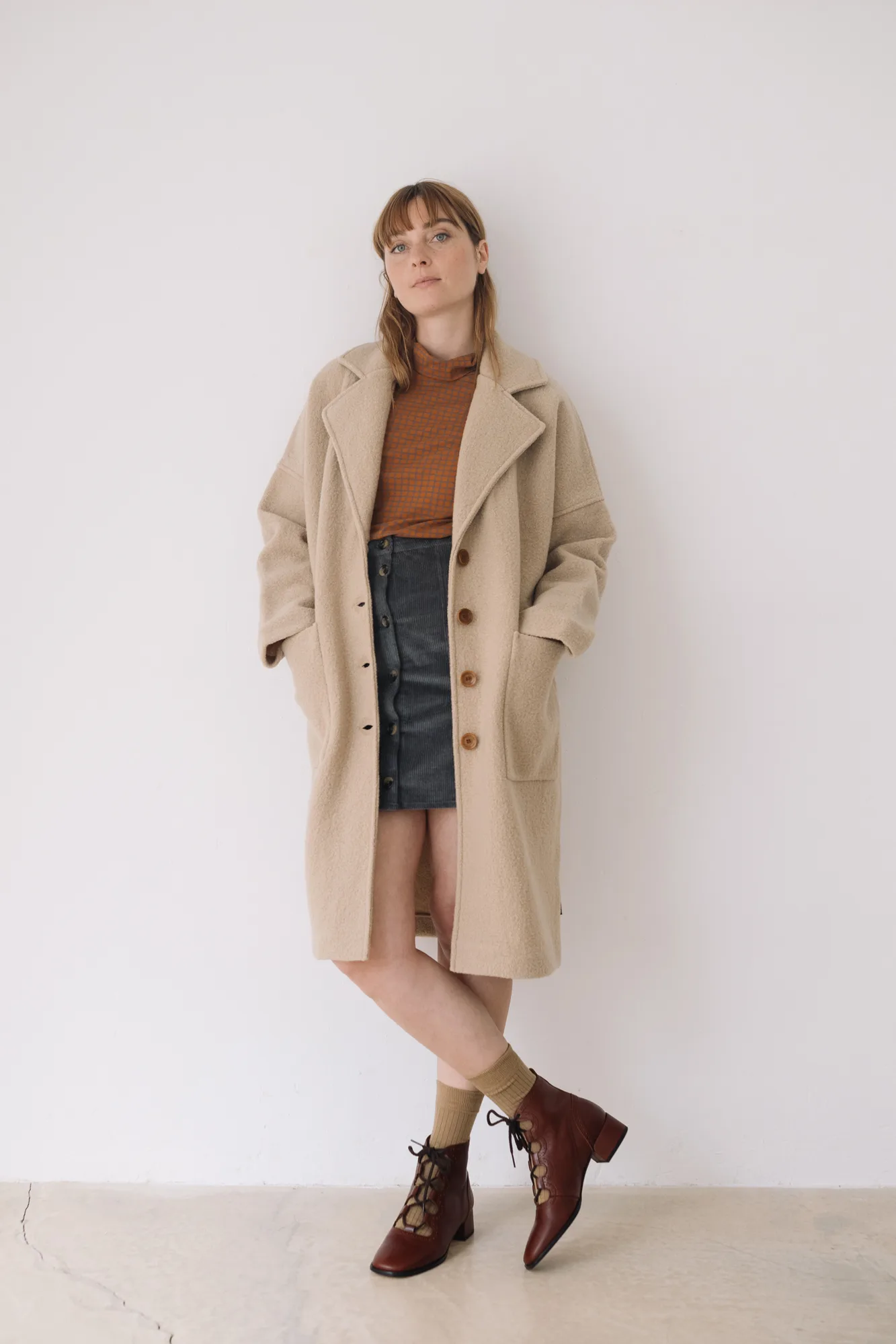 TW607-W14_5 Merinowoll-Mantel lang in Beige und Grau von Tiralahilacha