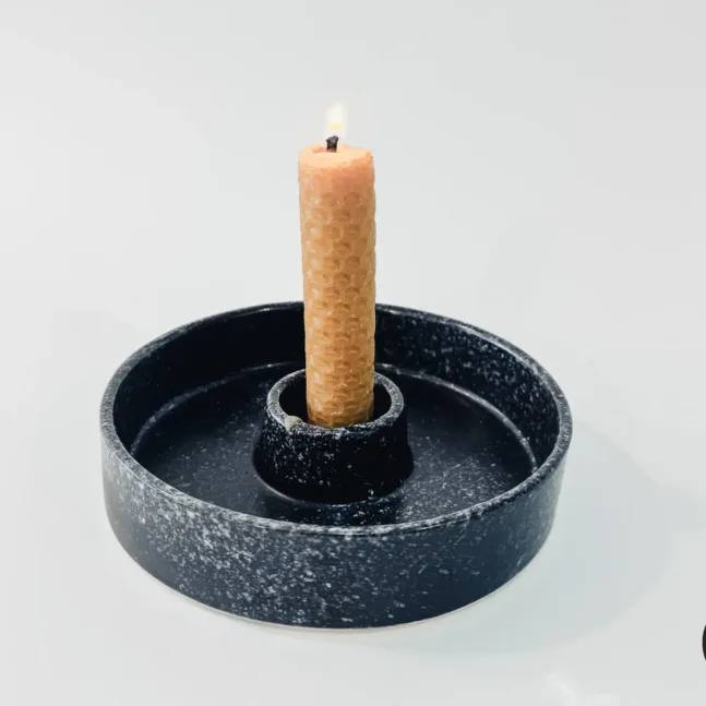 Brûle-parfum en céramique noir avec des nuances blanches par Giuseppina